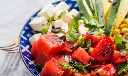 Ngemil Salad Buah, Enak dan Sehat!